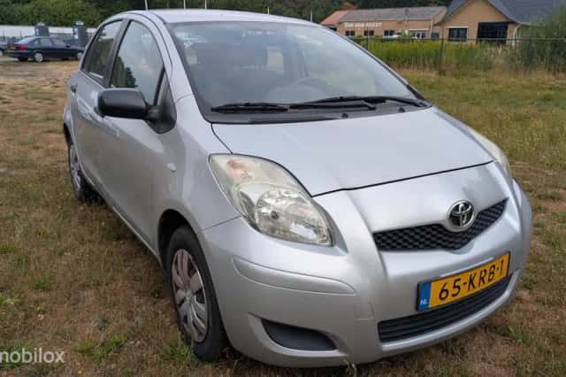 Toyota Yaris (2010) thumbnail 2