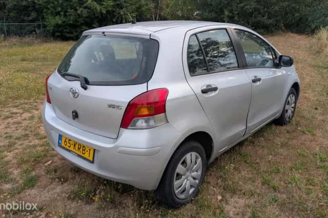 Toyota Yaris (2010) thumbnail 3