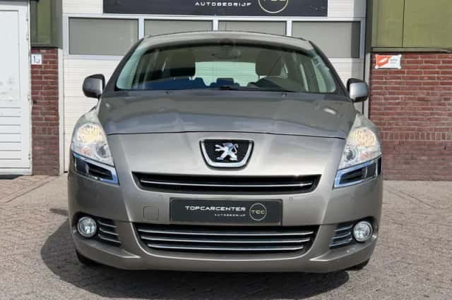 Peugeot 5008 (2010) thumbnail 2