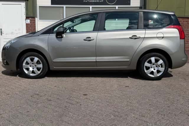 Peugeot 5008 (2010) thumbnail 4