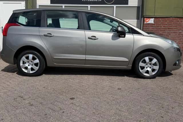 Peugeot 5008 (2010) thumbnail 5