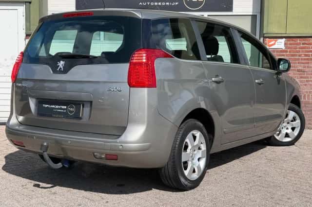 Peugeot 5008 (2010) thumbnail 6