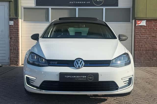 Volkswagen Golf (2015) thumbnail 2