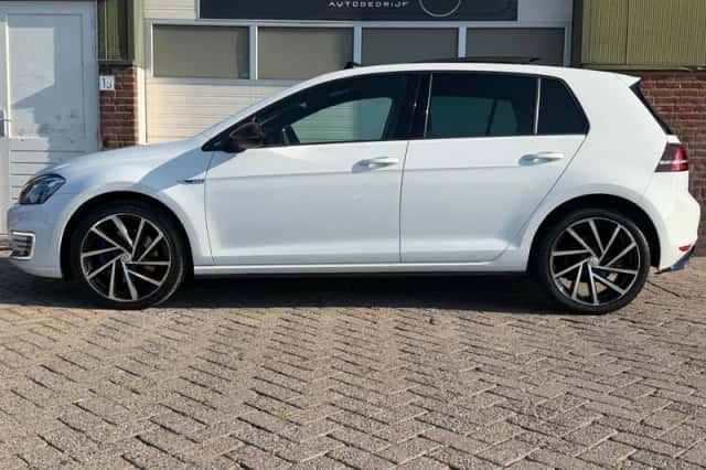 Volkswagen Golf (2015) thumbnail 4