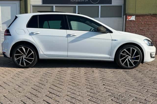 Volkswagen Golf (2015) thumbnail 5