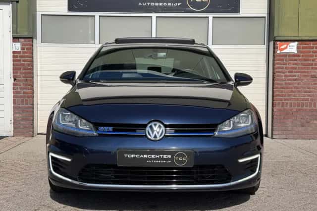 Volkswagen Golf (2015) thumbnail 2
