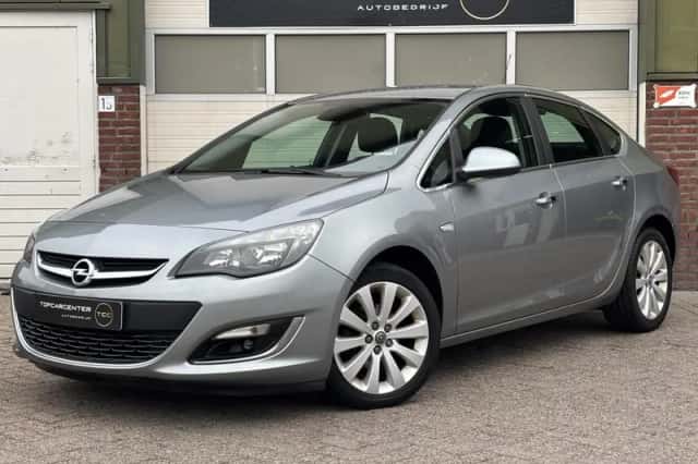 Opel Astra (2013) thumbnail 3