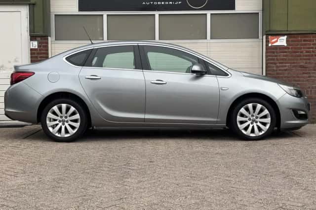 Opel Astra (2013) thumbnail 5
