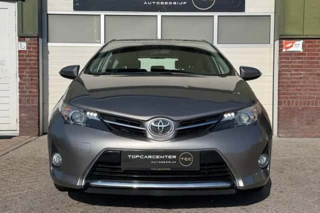 Toyota Auris (2013) thumbnail 2