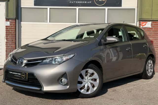 Toyota Auris (2013) thumbnail 3