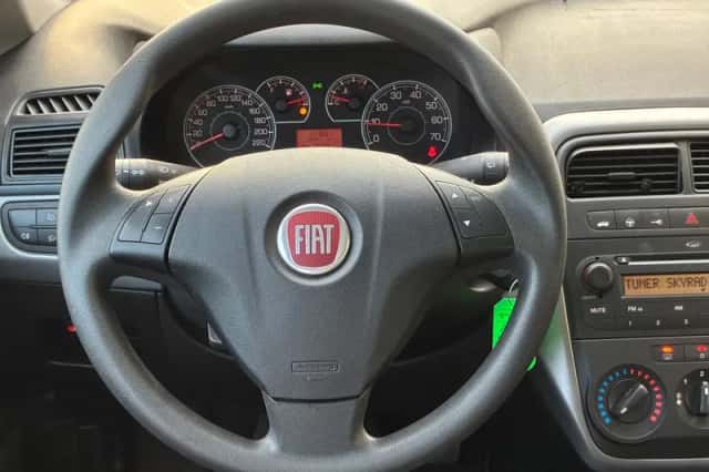 Fiat Punto (2011) thumbnail 2