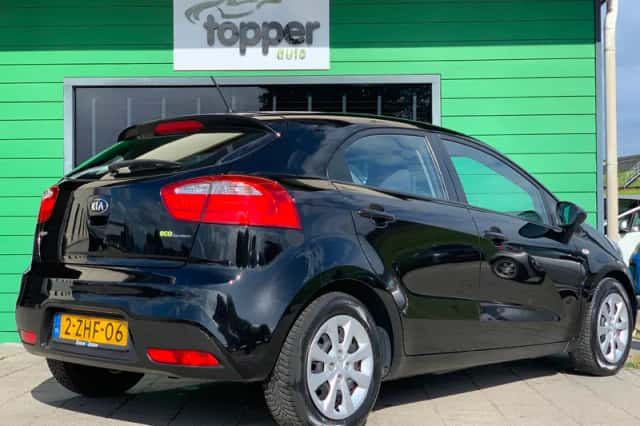 Kia Rio (2015) thumbnail 3