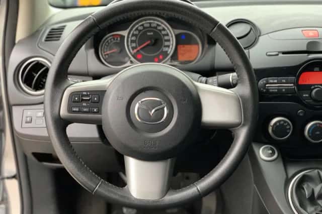 Mazda 2 (2011) thumbnail 2