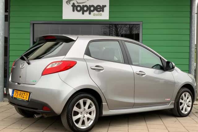 Mazda 2 (2011) thumbnail 3