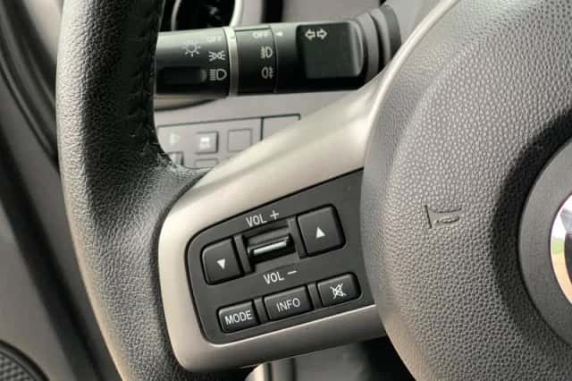Mazda 2 (2011) thumbnail 5