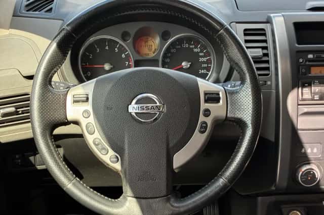 Nissan X-Trail (2009) thumbnail 2