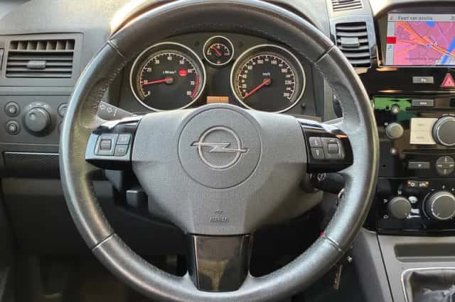 Opel Zafira (2011) thumbnail 2