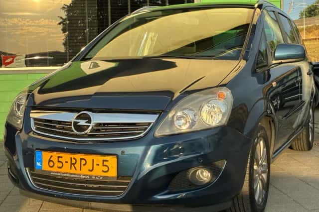 Opel Zafira (2011) thumbnail 4