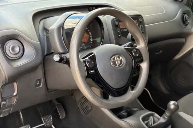 Toyota Aygo (2015) thumbnail 2