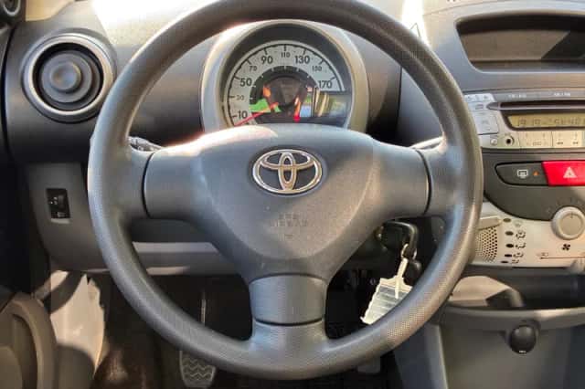 Toyota Aygo (2010) thumbnail 2