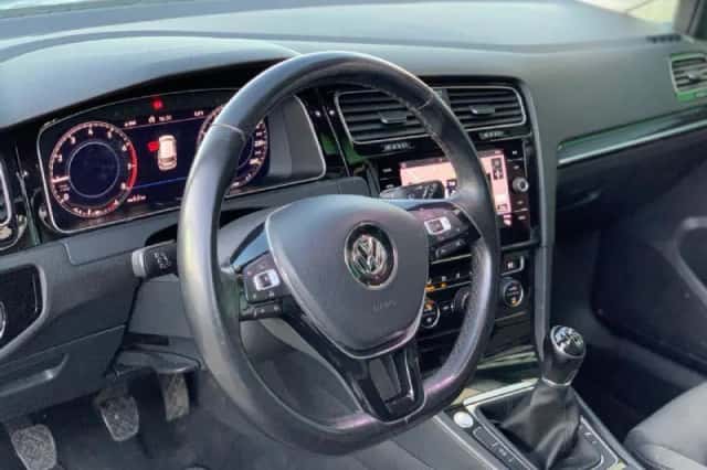 Volkswagen Golf (2017) thumbnail 4