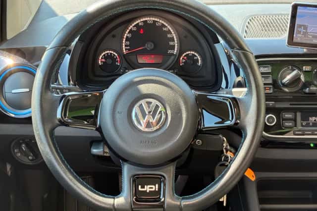 Volkswagen Up! (2015) thumbnail 2