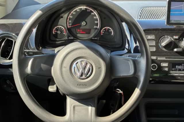 Volkswagen Up! (2015) thumbnail 2