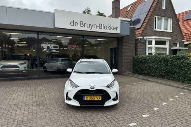 Toyota Yaris (2024) thumbnail 2