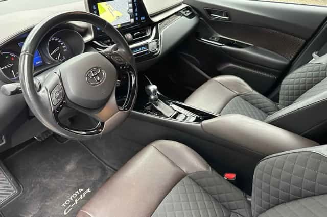 Toyota C-HR (2017) thumbnail 5