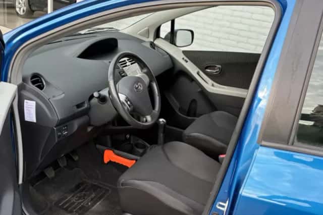 Toyota Yaris (2007) thumbnail 2