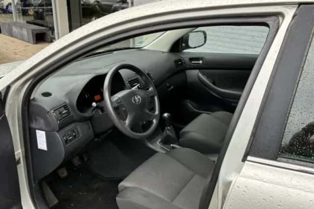Toyota Avensis (2007) thumbnail 2