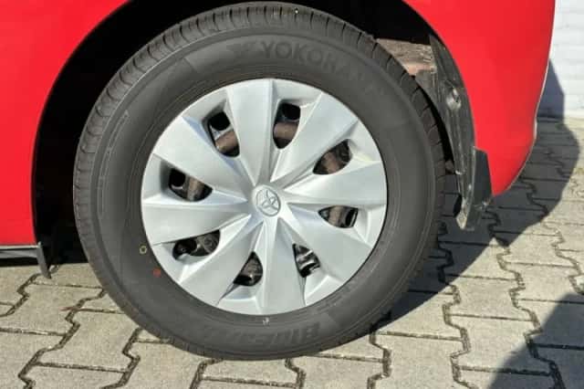 Toyota Yaris (2014) thumbnail 4