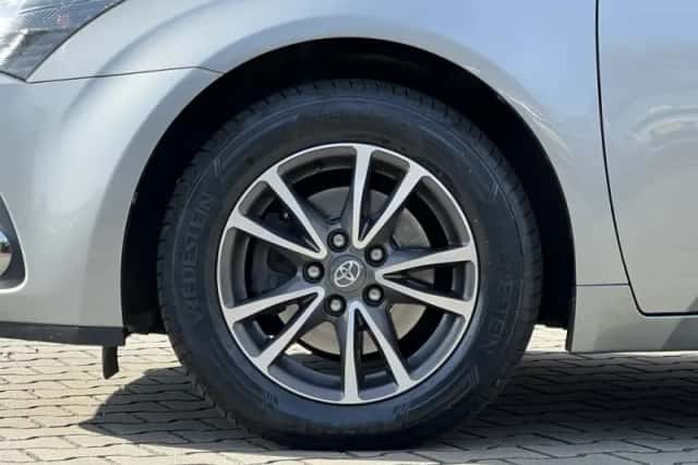 Toyota Avensis (2012) thumbnail 4