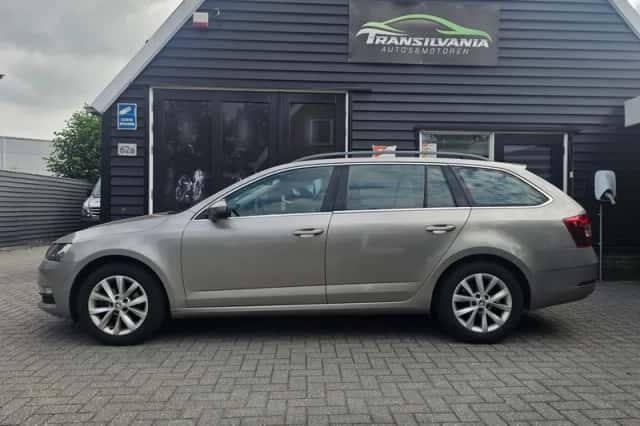 Škoda Octavia (2017) thumbnail 4