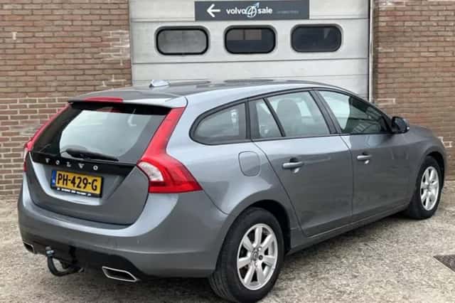 Volvo V60 (2017) thumbnail 2
