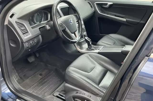 Volvo XC60 (2015) thumbnail 3