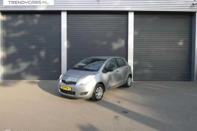 Toyota Yaris (2011) thumbnail 2