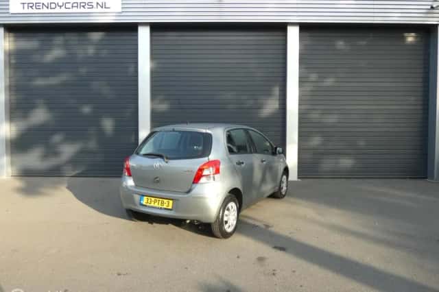 Toyota Yaris (2011) thumbnail 3