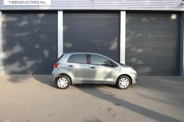 Toyota Yaris (2011) thumbnail 5