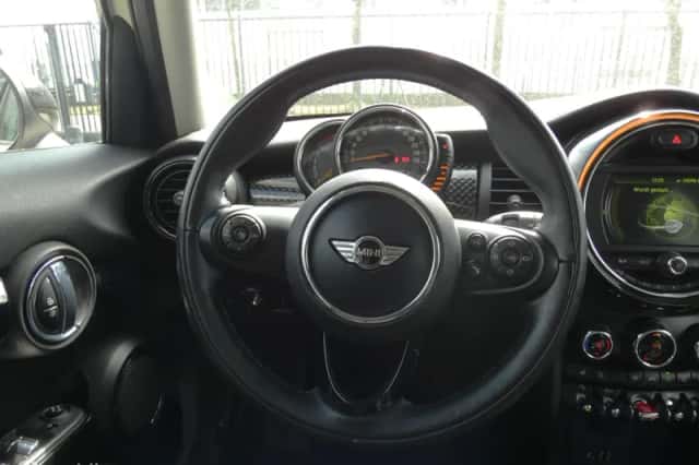 MINI Cooper S (2017) thumbnail 5