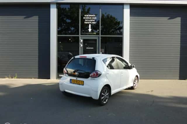 Toyota Aygo (2011) thumbnail 2
