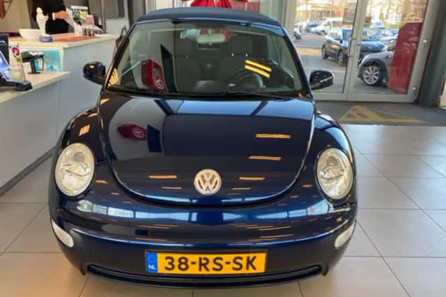 Volkswagen New Beetle (2005) thumbnail 3