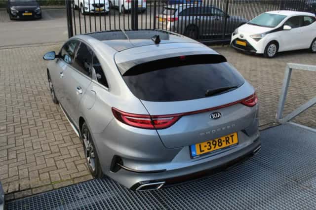 Kia ProCeed (2021) thumbnail 3