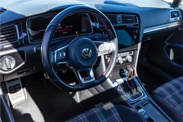 Volkswagen Golf (2019) thumbnail 2