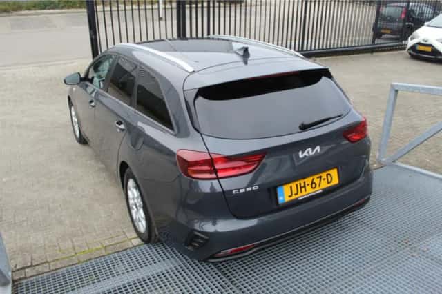 Kia Ceed Sportswagon (2022) thumbnail 4