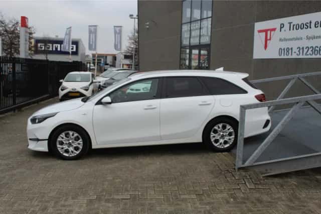 Kia Ceed (2023) thumbnail 3