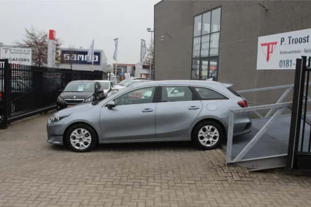 Kia Ceed (2023) thumbnail 2