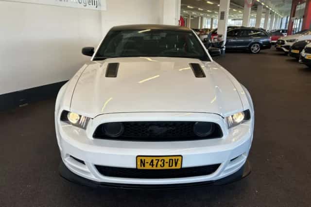 Ford Mustang (2010) thumbnail 4