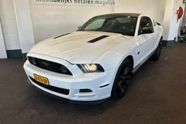 Ford Mustang (2010) thumbnail 5