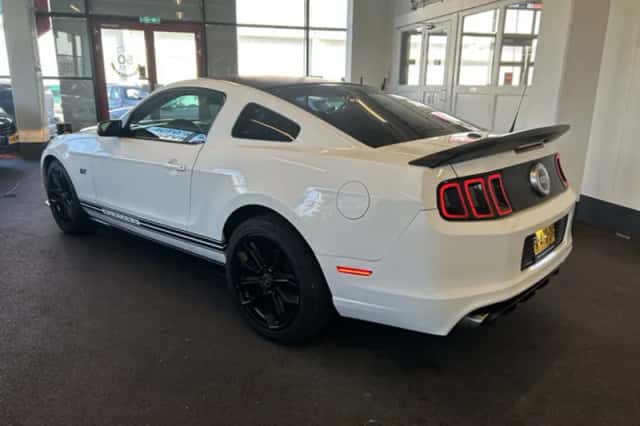 Ford Mustang (2010) thumbnail 6